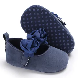 Nahaufnahme dunkelblaue Baby Mädchen Blumenschuhe mit rutschfester weicher Sohle