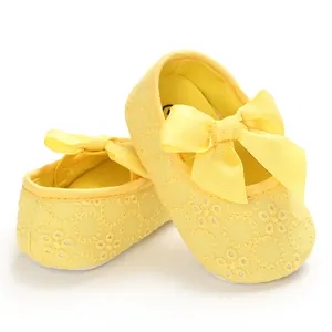 Vue macro détaillée de chaussures de princesse pour bébé jaunes avec semelles souples