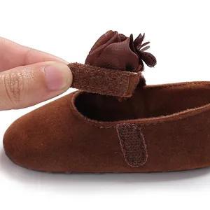 Detailansicht des Klettverschlusses an braunen Baby-Prinzessinnenschuhen für Mädchen