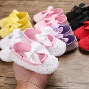 Vue détaillée de chaussures de marche princesse pour bébé à semelle souple avec nœud en satin