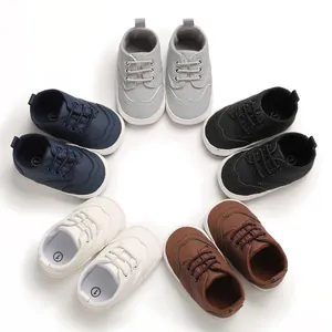 Zachte babyschoentjes voor jongens in diverse kleuren in een cirkelvormige lay-out