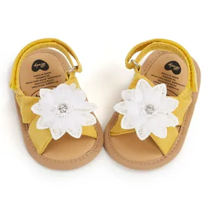 Sandales jaunes pour bébé avec d'élégantes fleurs en dentelle blanche et semelles souples