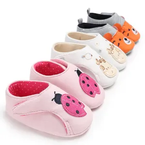 Vue détaillée de plusieurs paires de chaussures bébé avec de jolis motifs animaux