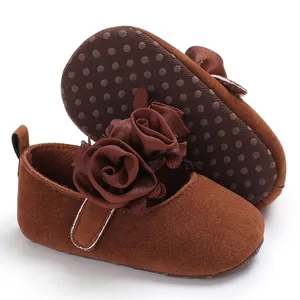 Detailansicht brauner Baby-Prinzessinnenschuhe mit weichen Sohlen und Stoffrosen-Akzenten