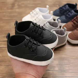Close-up van antislip babyschoentjes met zachte zool in zwart en diverse andere kleuren.
