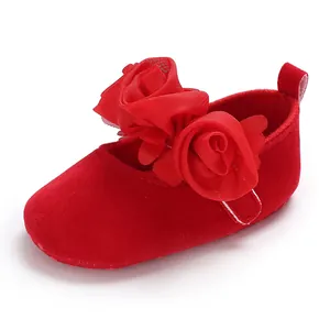 Detailansicht von roten Baby-Prinzessin-Schuhen mit weicher Sohle und Netzrosen.