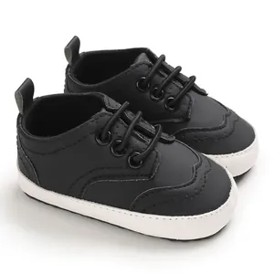 Gedetailleerd overzicht van zwarte babyloopschoenen met zachte antislip witte zolen