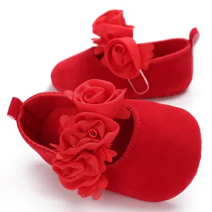 Nahaufnahme eleganter roter Stoffrosen auf weichen Prinzessinnen-Lauflernschuhen