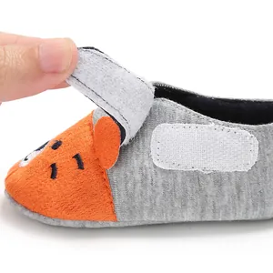 Gros plan sur la sangle velcro réglable des chaussures souples pour bébé motif renard