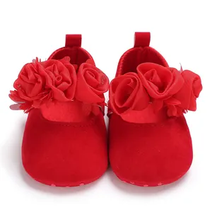 Detailansicht roter Baby-Mädchen-Prinzessinenschuhe mit großen Stoffrosen-Dekors