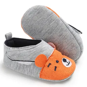Chaussures souples pour bébé avec visage d'ours orange mignon et semelle antidérapante.