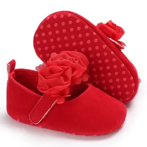Detailansicht roter Babyschuhe für Mädchen mit Stoffblumen und weichen Anti-Rutsch-Sohlen