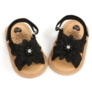 Sandales bébé noires avec fleurs décoratives en tissu et perles, semelles souples