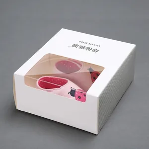 Vue détaillée de chaussures de bébé coccinelle rose dans un coffret