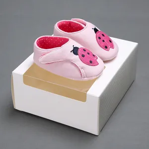 Chaussures de marche roses pour bébé avec broderie de coccinelle en boîte