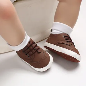 Detailopname van bruine babyschoentjes met zachte antislipzool voor de eerste stapjes