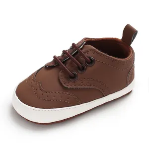 Gedetailleerde weergave van bruine babyloopschoenen met zachte zool voor jongetjes.