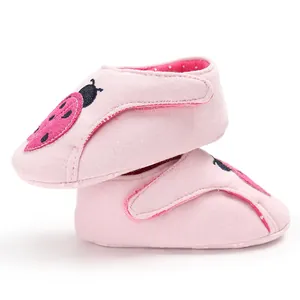 Chaussures bébé roses à semelle souple avec broderie coccinelle, pour bébés 0-1 an