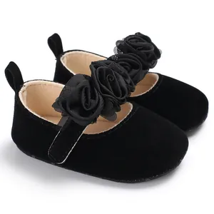 Detailansicht schwarzer Baby-Prinzessinenschuhe mit 3D-Blumen und Klettverschluss