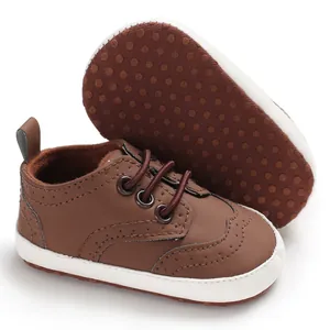 Bruine baby loopschoenen met zachte antislipzolen en klassieke brogue-details
