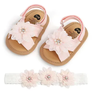 Détails de sandales bébé roses avec fleurs en dentelle et perles et bandeau