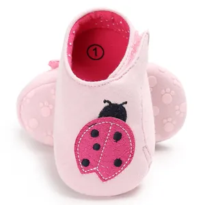 Vue détaillée de chaussures roses pour bébé avec broderie coccinelle et semelle souple