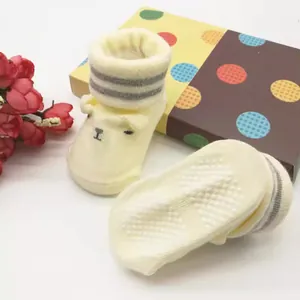 Non-slip combed cotton newborn baby socks with cute bear design and anti-skid dots.