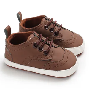 Detailopname van bruine babyloopschoenen met zachte witte antislip rubberen zolen.