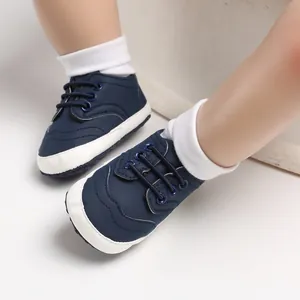 Close-up van donkerblauwe babyloopschoenen met zachte antislipzolen voor babyjongens.