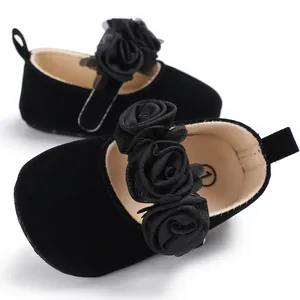 Detailansicht der schwarzen Blumen-Babyschuhe für kleine Mädchen mit weicher Samttextur