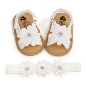 Vue détaillée des sandales à fleurs pour bébé et du bandeau en dentelle assorti.