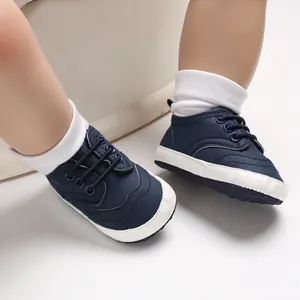 Detailopname van marineblauwe baby-loopschoenen met zachte zolen en witte sokken