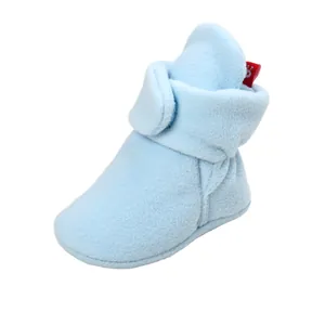 Λεπτομέρεια από γαλάζια βρεφικά μποτάκια fleece με μαλακή σόλα για φθινόπωρο και χειμώνα.