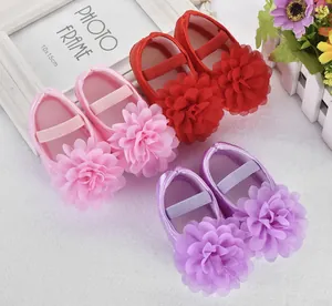 Detailansicht von Baby-Prinzessin-Lauflernschuhen in Rot, Rosa und Violett.