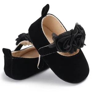 Detailansicht der schwarzen Baby-Prinzessinenschuhe aus Samt mit 3D-Stoffrosen