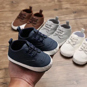Detailweergave van kleurrijke babyloopschoentjes met zachte antislipzolen op houtdecor
