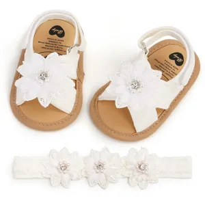 Sandales blanches pour bébé et bandeau assorti avec fleurs en dentelle et perles