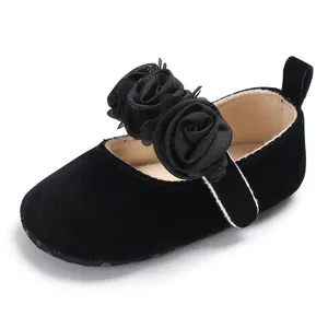 Detailansicht der schwarzen Baby-Prinzessin-Schuhe mit Stoffblumenband und weicher Sohle