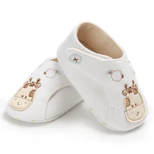 Chaussures de marche souples pour bébé en tissu blanc avec motif de girafe brodé mignon
