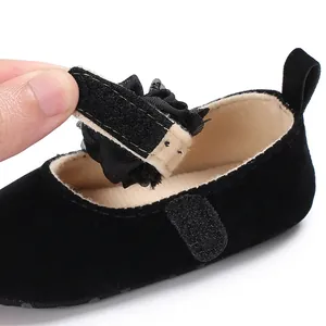 Detailansicht von Baby-Prinzessinenschuh mit Klettverschluss und Blumenverzierung