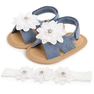 Sandales bébé en denim bleu avec fleurs en dentelle blanche et bandeau assorti 2pcs