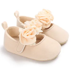 Detailansicht von Baby-Prinzessinenschuhen mit zarten Stoffblumen in Beige