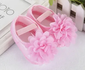 Detailansicht von rosa Lauflernschuhen für Mädchen mit dekorativen Chiffon-Blumen