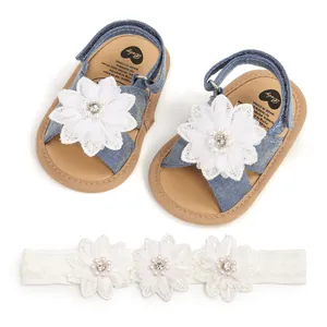 Sandales pour bébé en denim et bandeau à fleurs blanches avec accents de perles