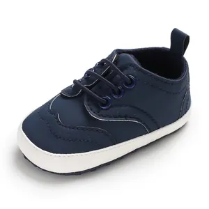 Detailweergave van donkerblauwe babyloopschoenen met zachte antislipzool voor jongens