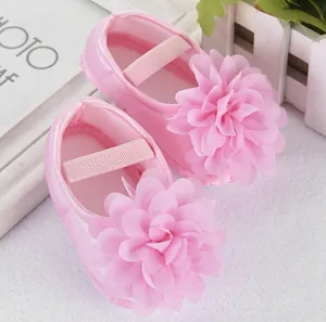 Nahaufnahme rosa Baby Mädchen Prinzessin Lauflernschuhe mit großer Blumendeko