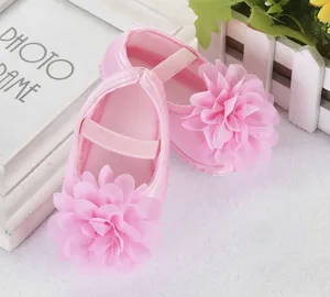 Nahaufnahme von rosa Baby-Prinzessin-Schuhen mit großer Netzblume und weichem Satin-Finish