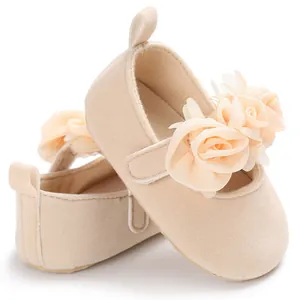 Detailansicht beige Baby-Prinzessinenschuhe für Mädchen mit Netzblume und Klettverschluss