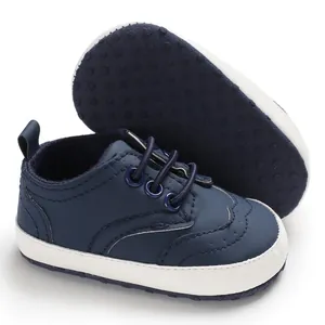 Detail van de marineblauwe babyloopschoen met een zachte, antislip rubberen zool