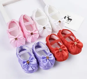 Nahaufnahme von verschiedenen Farben der Prinzessinnen-Lauflernschuhe für Babys.